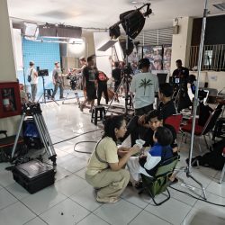 A break in the filming while the equipment is rearranged